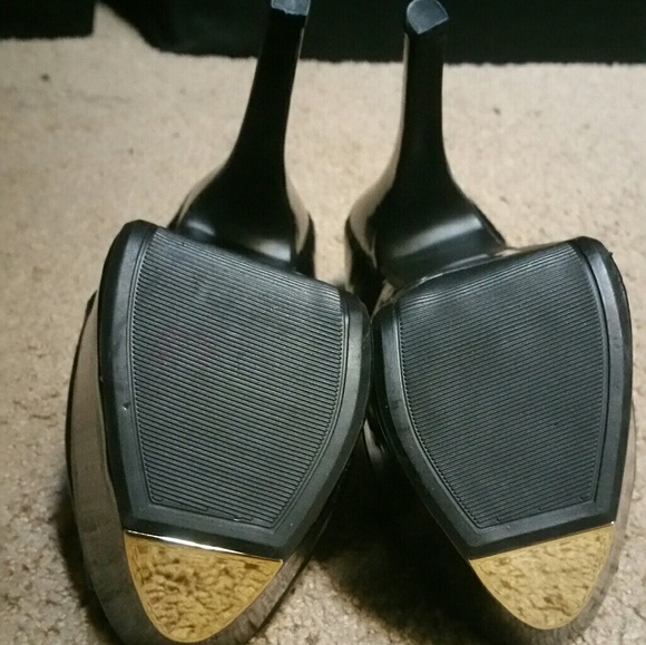 New w/o Black Patent Peeptoe Cutout booties - Picture 2 of 6